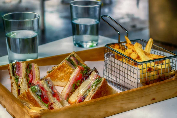 Sandwich kaas, ham en sla met frietjes — Stockfoto