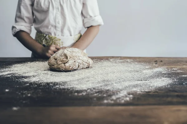 Padeiro amassar pão, farinha na mesa, receita de pão Imagens De Bancos De Imagens