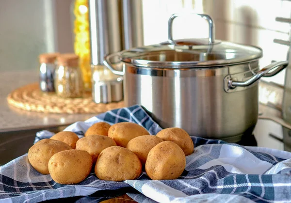 Preparando comida na cozinha com batatas e uma panela Fotos De Bancos De Imagens