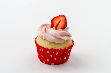 Kırmızı cupcake çilek ile beyaz arka plan izole