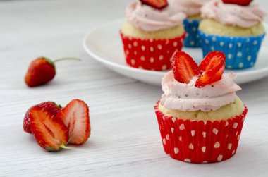 beyaz bir arka plan üzerinde kekler bir tabak ile cupcake