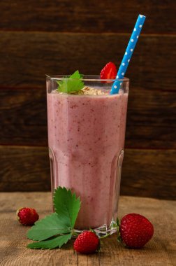 Koyu bir arka plan üzerinde yulaf ezmesi ile Organik berry smoothie