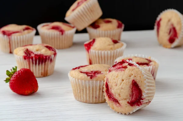 Hembakade muffins med färska jordgubbar i närbild på bordet. Horisontella — Stockfoto