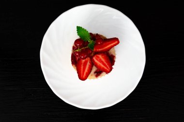 Siyah arka plan üzerinde çilek ve nane ile Maffin