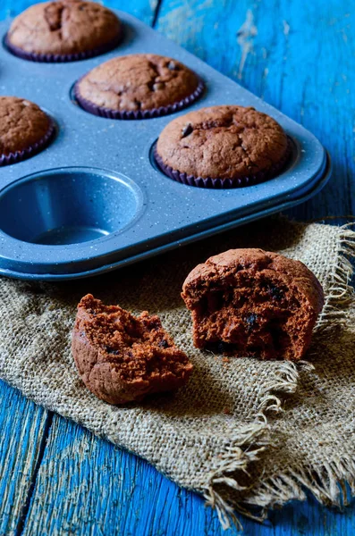 Chocolade muffins op een tafel op de houten achtergrond — Stockfoto