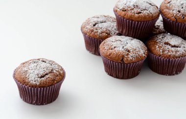 Çikolata cupcake beyaz arka plan izole