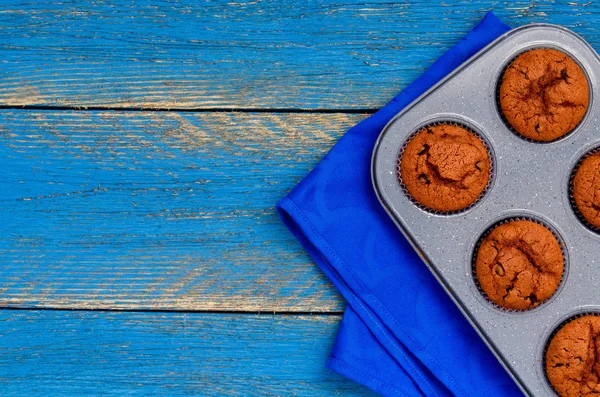 Muffins de chocolate em uma assadeira do forno . — Fotografia de Stock