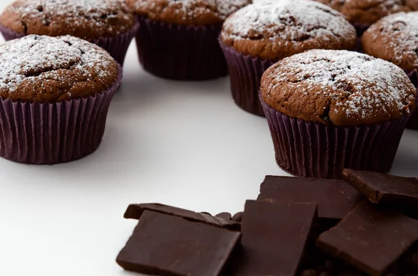 Bolo de chocolate isolado no fundo branco com chocolate — Fotografia de Stock