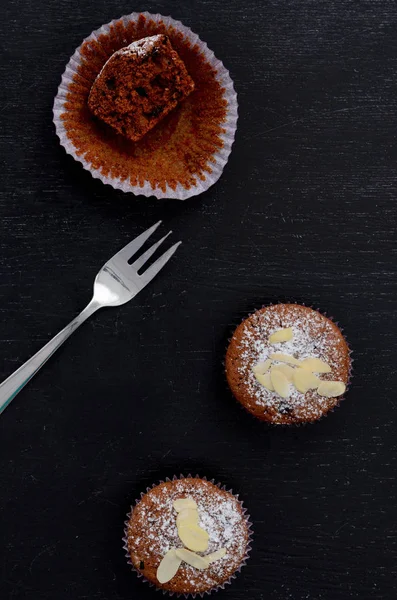Choklad muffins på Mörkblå bakgrund, ovanifrån — Stockfoto