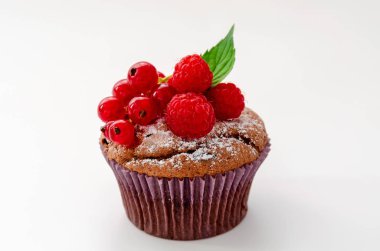 beyaz üzerinde izole, çilek ile lezzetli çikolata Cupcake