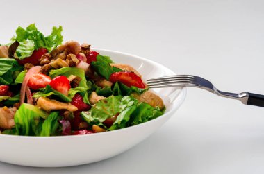 Beyaz arka planda çilek ile taze tavuk salatası