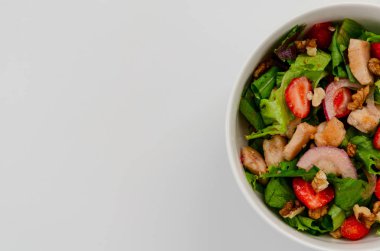 Beyaz arka planda çilek ile taze tavuk salatası