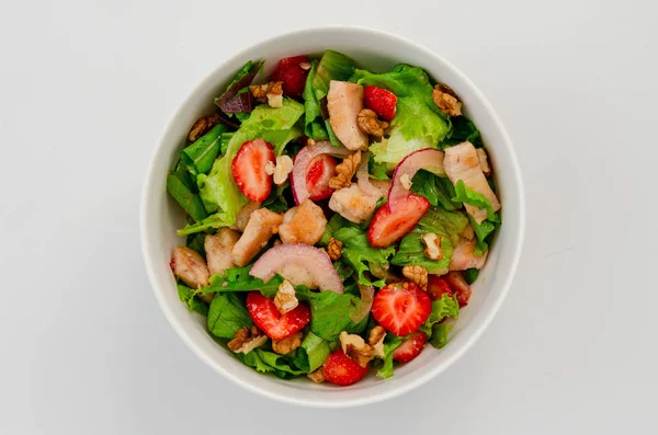 Beyaz arka planda çilek ile taze tavuk salatası