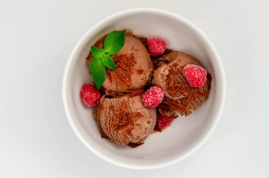 Nane ile çikolata dondurması. Bir üst görünüm ve bir yazıt için boş bir alan ile