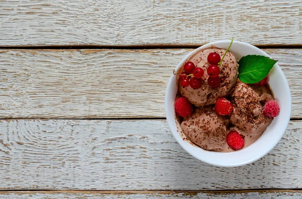 Helado de chocolate con menta. Una vista superior, y con un espacio vacío para una inscripción — Foto de Stock