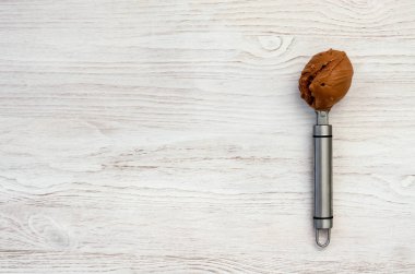 Beyaz ahşap arka planda çikolata dondurma kapatmak