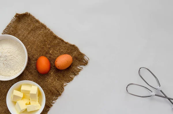 Ingredientes para hornear torta taza aislado sobre fondo blanco — Foto de Stock