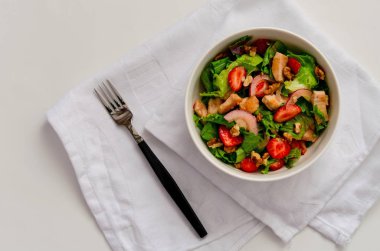 Beyaz arka planda çilek ile taze tavuk salatası