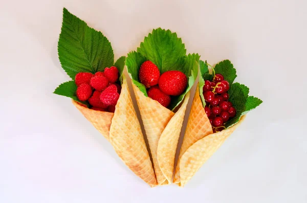 Conos de helado con frutas. Fruta fresca de bayas, fresa vista superior, frambuesa y grosella — Foto de Stock