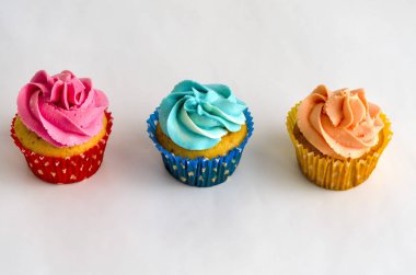 beyaz bir arka planda renkli ev yapımı cupcakes