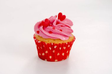 kırmızı kalpler ve tereyağı krem ile aşk cupcakes