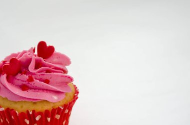 kırmızı kalpler ve tereyağı krem ile aşk cupcakes