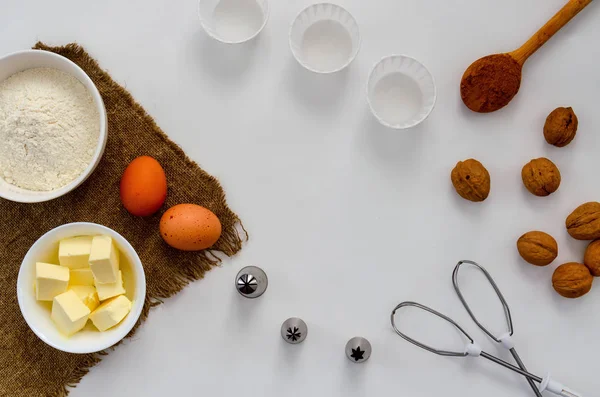 Ingredientes para hornear torta taza aislado sobre fondo blanco —  Fotos de Stock