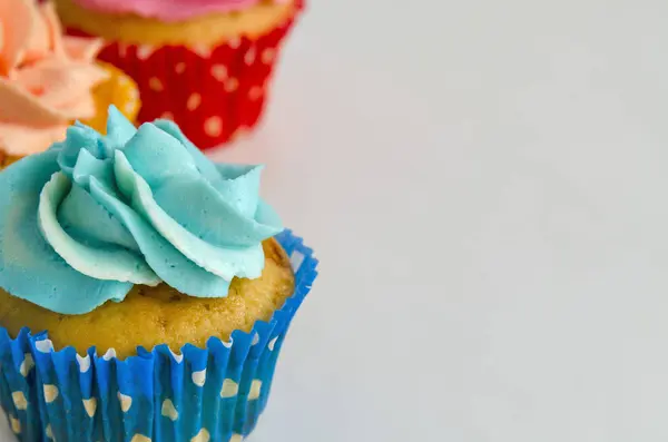 Os cupcakes caseiros coloridos em um fundo branco — Fotografia de Stock