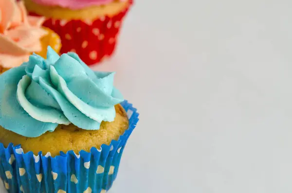 Die bunten hausgemachten Cupcakes auf weißem Hintergrund — Stockfoto