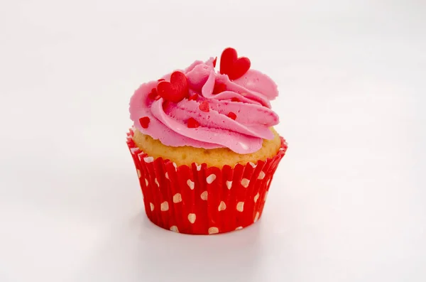 Os cupcakes de amor com corações vermelhos e creme de manteiga — Fotografia de Stock