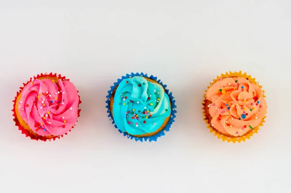 Die bunten hausgemachten Cupcakes auf weißem Hintergrund — Stockfoto