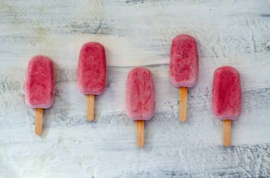 Beyaz Çimento arka planda çilek ve ahududu dondurma Popsicles