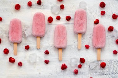 Beyaz Çimento arka planda çilek ve ahududu dondurma Popsicles