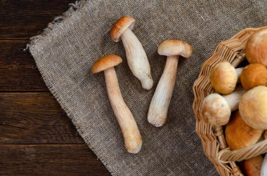 Ahşap bir masa üzerinde boletus üzerinde mantar ve mantar ile Sepet