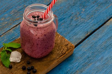 mavi ahşap tahtalar taze Yaban Mersini smoothies