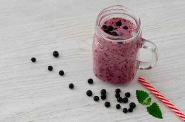 beyaz arka plan üzerinde izole kavanozda böğürtlen veya yaban mersini smoothie. Mor milkshake.