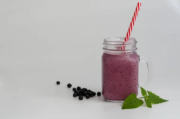 Smoothie z borówki lub jagód w słoiku na białym tle. Koktajl purpurowy. — Zdjęcie stockowe