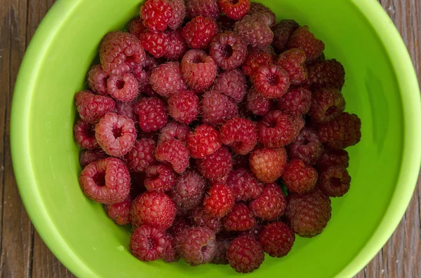 Himbeeren. frische Beeren auf der grünen Kappe — Stockfoto