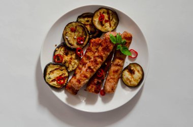 Fırında sosisli patlıcan, domates. Patlıcan sever. Yukarıdan görüntüle