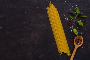 Metin için alan ile koyu vintage arka plan üzerinde İtalyan makarna spagetti, fesleğen yaprakları, domates, için Malzemeler.