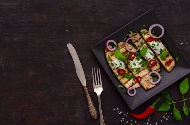 ızgara patlıcan - lezzetli sağlıklı vejetaryen öğle yemeği, snack, koyu bir arka plan üzerinde meze, üst görünümü