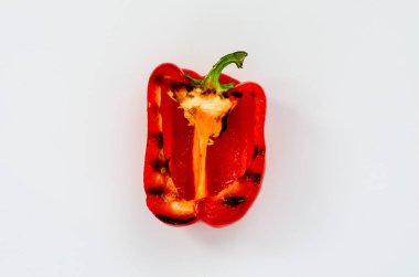 izgara kesim kırmızı kırmızı biber beyaz arka plan üzerinde izole, üst görünüm