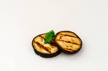 Beyaz bir arka plan bir ızgara dan çizgili bir ızgara patlıcan dilim kavrulmuş