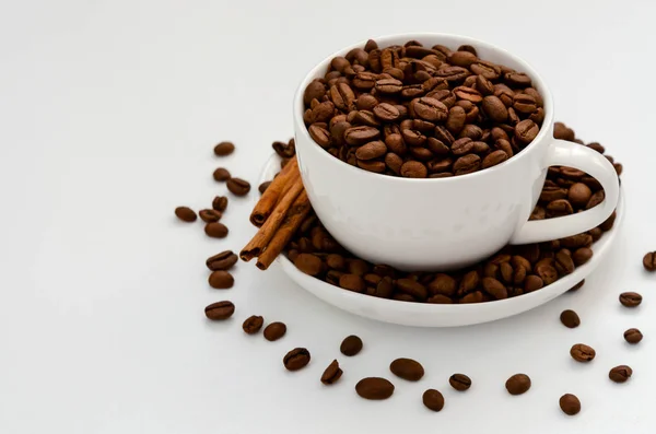 Кофейная чашка с жареными кофейными зёрнами на белом . — стоковое фото