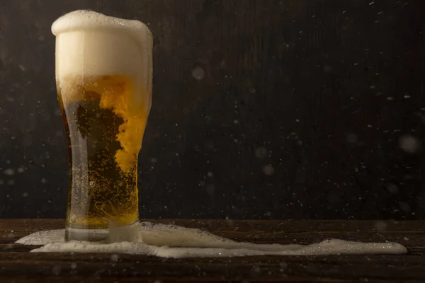 Стеклянное пиво на фоне темного дерева с копирайтом — стоковое фото