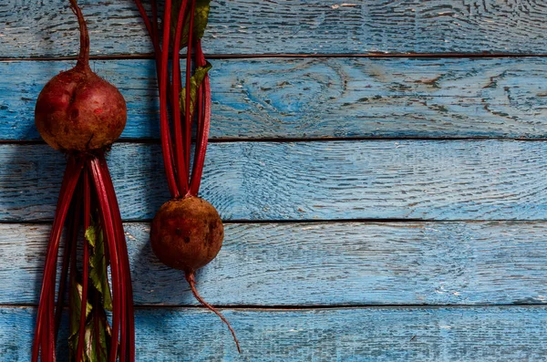 Organic beetroot vegetable fresh red beet roots on wooden background — Stock Photo, Image