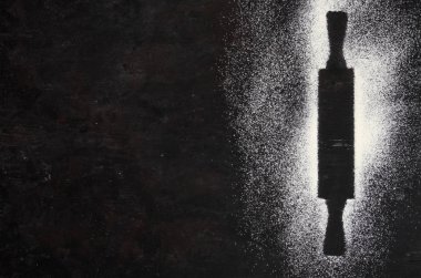 PIN ve beyaz un karanlık bir arka plan üzerinde haddeleme. Metin için özgür yer. Üstten Görünüm.