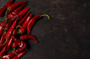 Koyu arka planda kurutulmuş biber. Yukarıdan görüntüle