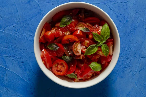 Salata: taze domates, zeytinyağı, soğan. Izole