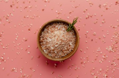 Pembe arka plan üzerinde küçük kase pembe Himalaya tuzu